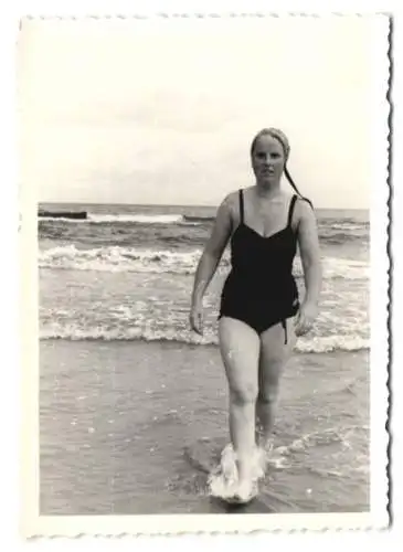 3 Fotografien junge Frau im Badeanzug am Strand, Bademantel, Bademode