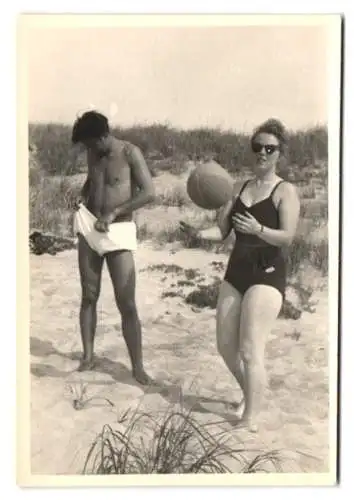 3 Fotografien junge Frau im Badeanzug am Strand, Bademantel, Bademode