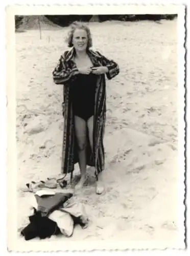 3 Fotografien junge Frau im Badeanzug am Strand, Bademantel, Bademode