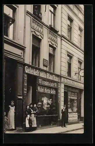 Foto-AK Köln, Schuhmacher Peter Thiebes, Gelegenheits-Kaufhaus, Thieboldsgasse 111 ca. 1910