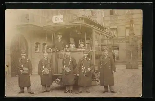 Foto-AK Köln-Ehrenfeld, Strassenbahn mit Fahrtziel Ehrenfeld, Schaffner