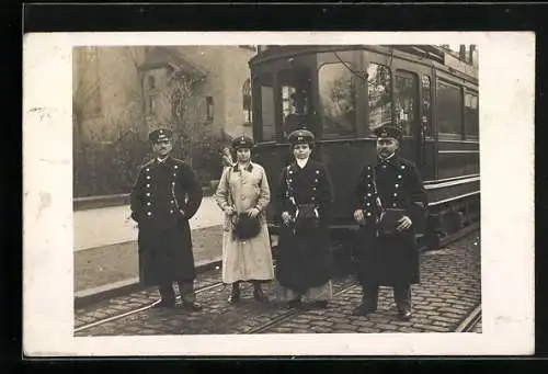 Foto-AK Köln, Strassenbahn mit Schaffnern