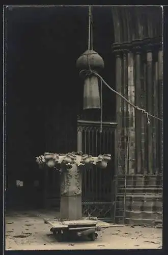 Foto-AK Freiburg /Breisgau, Vorbereitung zum Aufsatz der Kirchblume & Spitze auf dem Münster