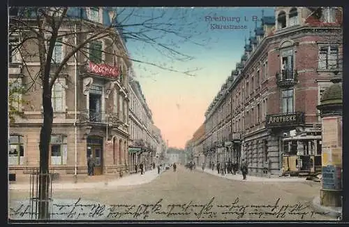 AK Freiburg i. B., Apotheke, Strassenbahn, Litfasssäule, Klarastrasse