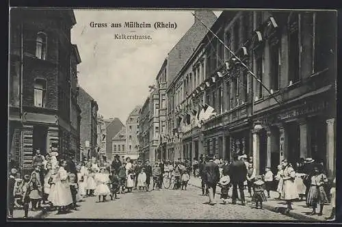 AK Mülheim /Rhein, Kalkerstrasse im Flaggenschmuck mit Kindern