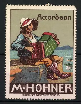 Reklamemarke Accordeon von M. Hohner, Knabe spielt am Ufer auf einem Akkordeon