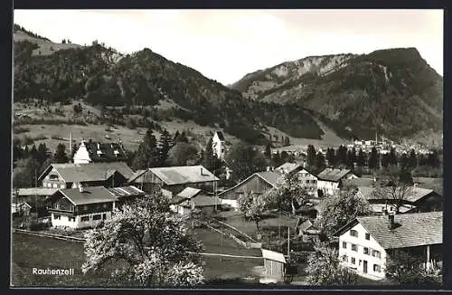 AK Rauhenzell / Allgäu, Ortsansicht mit Kirche im Hintergrund