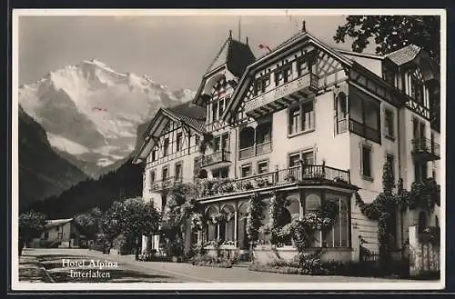 AK Interlaken, Hotel Alpina mit Bergpanorama
