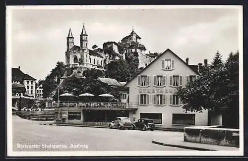 AK Aarburg, Hotel-Restaurant Stadtgarten A. Mettler mit Kirche und Burg, Strassenansicht