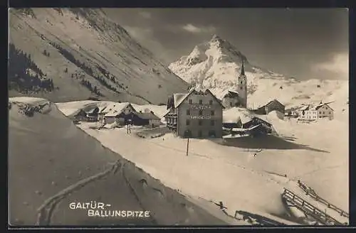 AK Galtür, Blick zum Ort mit Alpenhaus Fluchthorn und Ballunspitze