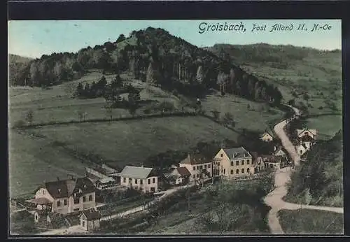 AK Alland-Groisbach, Ortspartie mit bewaldeten Hügeln