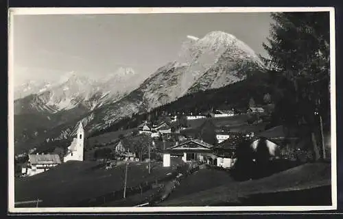 AK Mösern bei Seefeld, Ortsansicht mit Gebirgskette