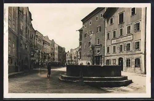 AK Rattenberg /Tirol, Strassenpartie mit Brunnen und Geschäften