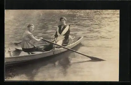 Foto-AK Zwei Frauen im Ruderboot