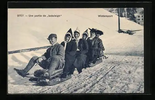 AK Wintersport - Sechs lustige Personen auf einem Bobschlitten