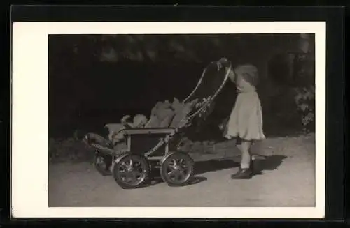 AK Kleines Mädchen mit Puppe im Kinderwagen