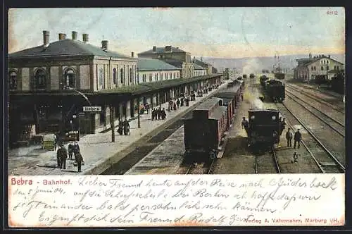 AK Bebra, Bahnhof mit Eisenbahn und Reisenden auf dem Bahnsteig