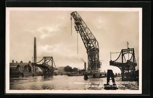 AK Wilhelmshaven, Passage durch die grösste Drehbrücke durch den grössten Schwimmkran