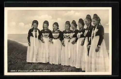 AK Hübsche Friesinnen am Nordsee Strand