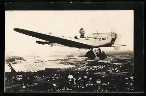 Foto-AK Knabe im Flugzeug über einer Stadt, Studiokulisse