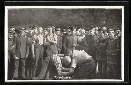 AK Soldaten beim Ringkampf hinter der Front