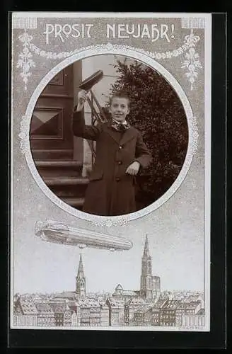 Foto-AK Knabe mit Hut im Mantel, Passepartout mit Stadt und Zeppelin