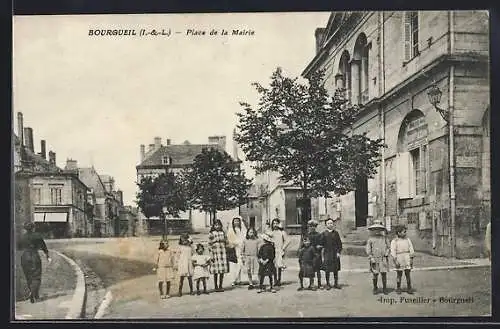 AK Bourgueil /I.-et-L., Place de la Mairie