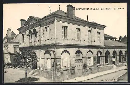 AK Bourgueil /I.-et-L., la Mairie, les Halles