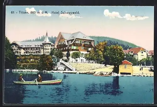 AK Titisee-Neustadt, Blick zum Hotel Schwarzwald, Pärchen im Ruderboot