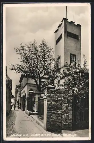 AK Rüdesheim a. Rh., Strasse Drosselgasse mit Rüdesheimer Schloss