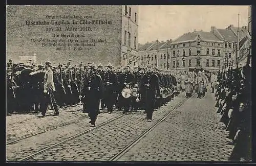 AK Cöln-Mülheim, Eisenbahn-Unglück 1910, Beerdigung, Überführung der Opfer zum Bahnhof, Militär-Begleitung, Trommler