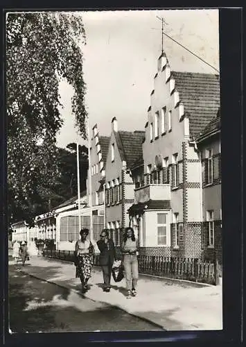 AK Lubmin /Greifswald, Philipp-Müller-Heim mit Passanten