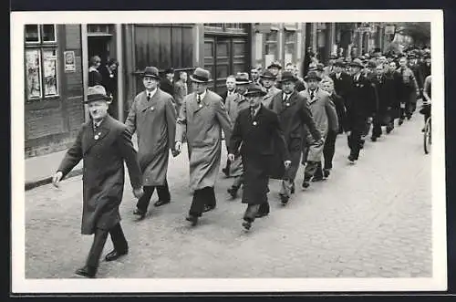 Foto-AK Wunstorf, 1. Mai 1937, Marsch auf einer Strasse, 