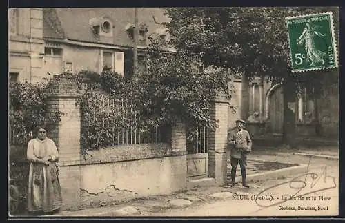 AK Neuil /I.-et-L., La Mairie et la Place