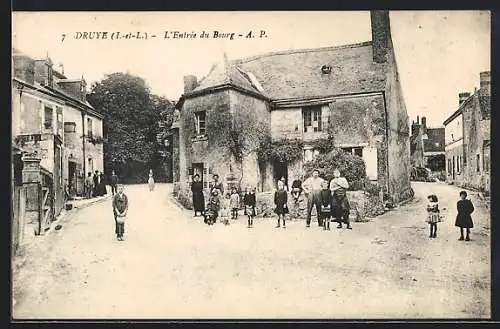 AK Druye, L'Entree du Bourg, Ortspartie mit Passanten