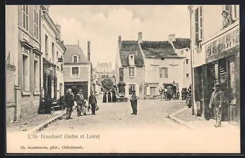 AK L`Ile Bouchard /I.-et-L., Strassenpartie mit Geschäften