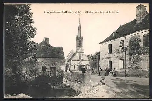 AK Savigné-sur-Lathan, L`Eglise, vue du Pont du Lathan