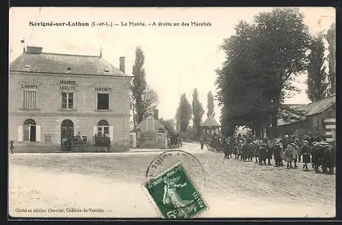 AK Savigné-sur-Lathan, La Mairie, A droite un des Marchés