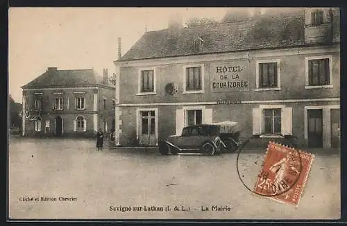 AK Savigné-sur-Lathan, La Mairie, Hôtel de la Cour Izorée