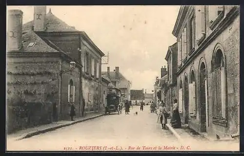 AK Rouziers /I.-et-L., Rue de Tours et la Mairie