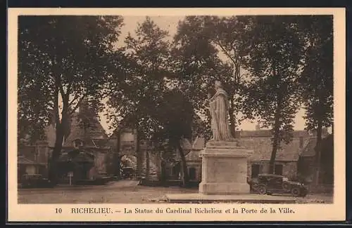 AK Richelieu /I.-et-L., La Statue du Cardinal Richelieu et la Porte de la Ville