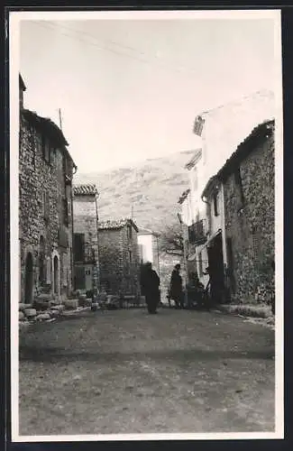 AK Gourdon /Alpes-Maritimes, Strassenpartie mit Blick auf den Berg