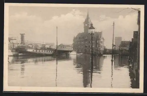 AK Köln, Rhein-Hochwasser 1920 am Hafen mit Schiff