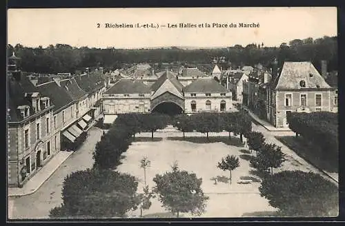 AK Richelieu /I.-et-L., Les Halles et la Place du Marché