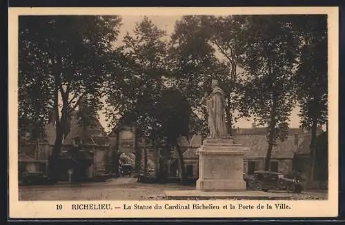 AK Richelieu /I.-et-L., La Statue du Cardinal Richelieu et la Porte de la Ville