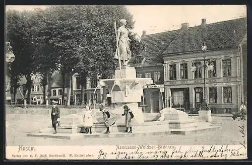 AK Husum / Nordsee, Der Asmussen-Woldsen-Brunnen