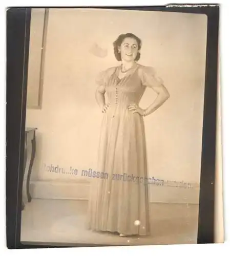 9 Fotografien Atelier Hostrup, München, Brünette Dame posiert im eleganten Abendkleid mit Schleier, Portrait u.a. Posen