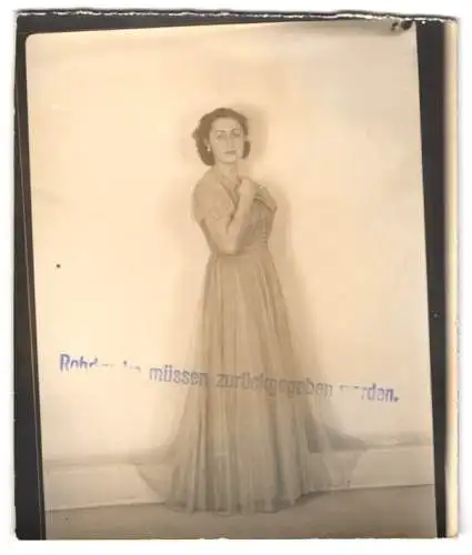 9 Fotografien Atelier Hostrup, München, Brünette Dame posiert im eleganten Abendkleid mit Schleier, Portrait u.a. Posen