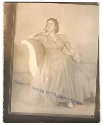 9 Fotografien Atelier Hostrup, München, Brünette Dame posiert im eleganten Abendkleid mit Schleier, Portrait u.a. Posen