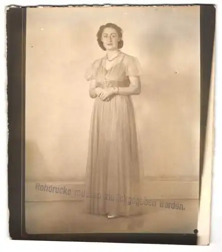 9 Fotografien Atelier Hostrup, München, Brünette Dame posiert im eleganten Abendkleid mit Schleier, Portrait u.a. Posen